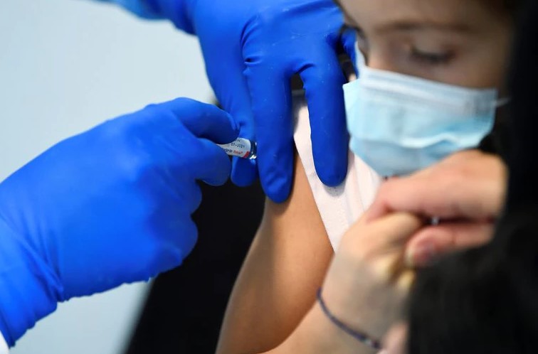 A pedido de la FDA, Pfizer y Moderna amplían el estudio de sus vacunas en niños de 5 a 11 años