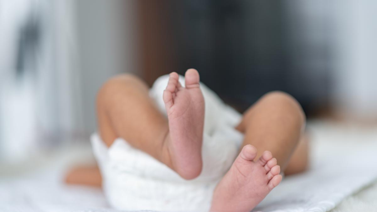 Bebés supuestamente vacunados contra Covid-19 ya salieron del hospital: permanecen en buen estado de salud