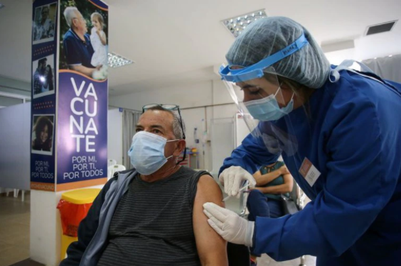 Uruguay: ya vacunaron con dos dosis a más del 50% de la población y habilitaron las fiestas y espectáculos públicos