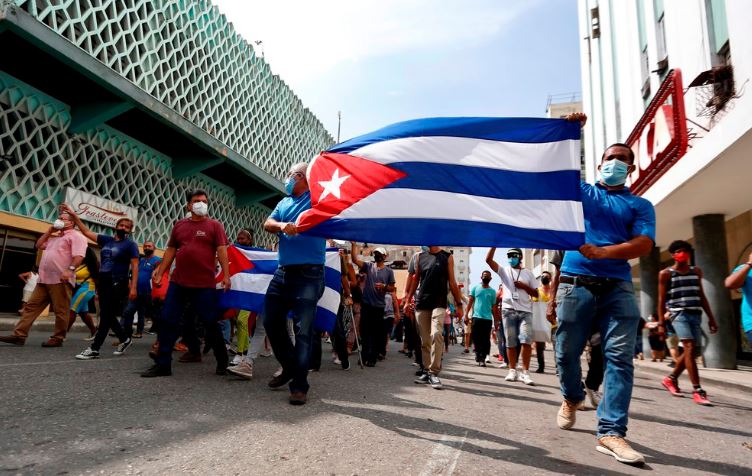 Dictadura cubana amenazó a manifestantes y dijo que se defenderá “al precio que sea necesario”
