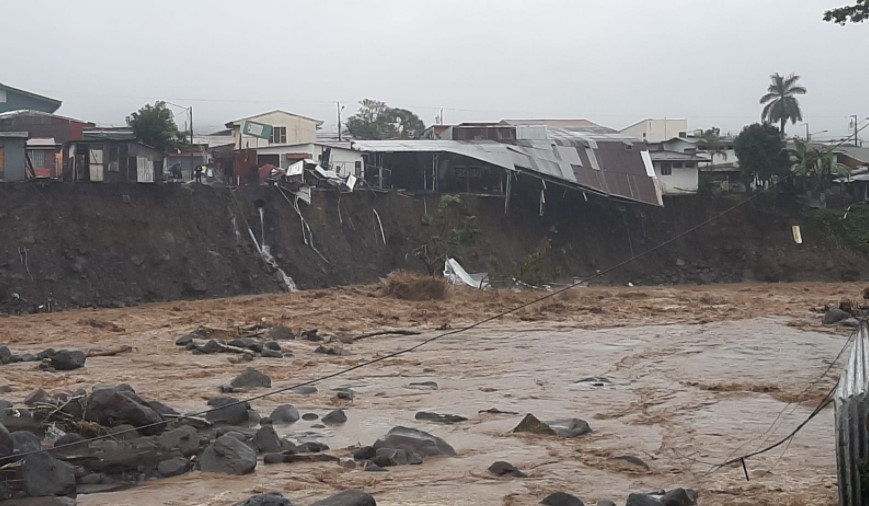 Gobierno firma decreto de emergencia por lluvias y estudia opciones para financiar reparación de daños