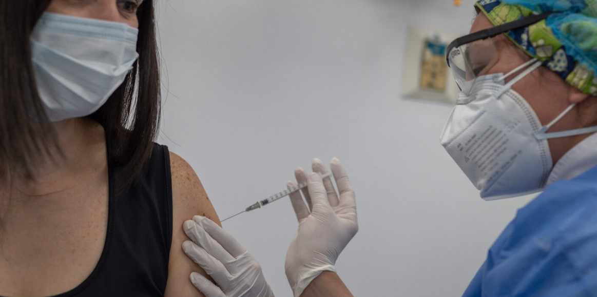 Vacunación contra Covid-19 a personas sin factores de riesgo iniciará este viernes con mayores de 40 años