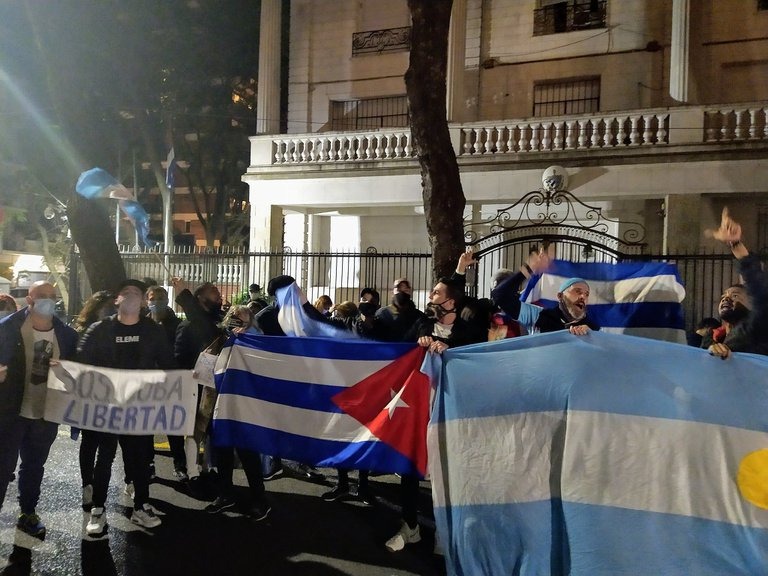Represión en Cuba: hubo manifestaciones contra la dictadura frente a la embajada en Argentina