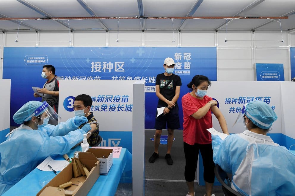 Ciudades chinas imponen restricciones a los no vacunados y amenazan con despidos para intensificar la campaña