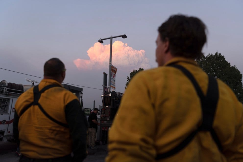 Un gran incendio forestal crece en EEUU y obliga a nuevas evacuaciones