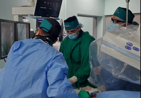Cirujanos vasculares resuelven aneurisma con novedosa técnica: intervención fue mínima para el paciente