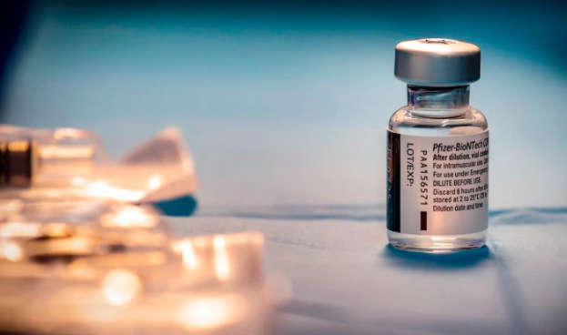 Por qué el pedido de una tercera dosis de refuerzo de la vacuna de Pfizer generó polémica y controversia con la FDA y los CDC