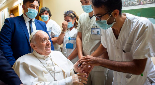 El papa Francisco salió del hospital y continuará su recuperación en el Vaticano tras la cirugía de colon