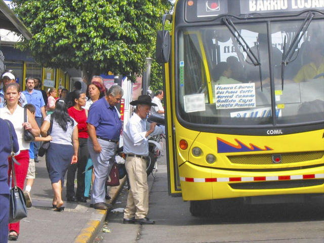 Taxistas y autobuseros mantienen manifestación para este miércoles ante falta de diálogo por parte del gobierno