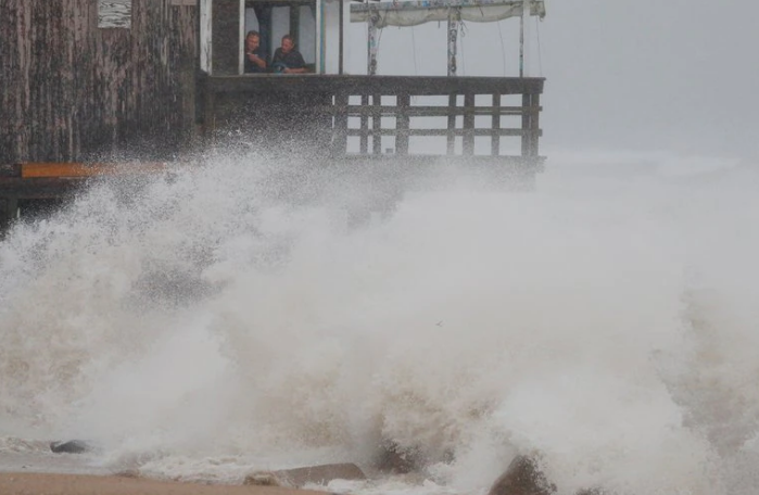 La tormenta tropical Henri tocó tierra en Rhode Island, noreste de EEUU, con vientos de 95 km por hora