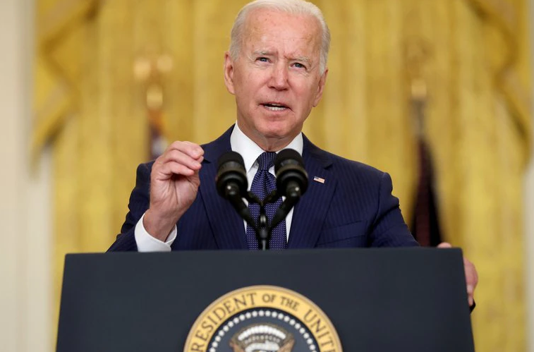 Joe Biden dijo que EEUU responderá “con fuerza” al atentado y no descartó enviar más fuerzas a Afganistán para completar la evacuación