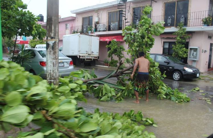 Huracán Nora se desplaza en pararelo a costa de México y causa daños por torrenciales lluvias