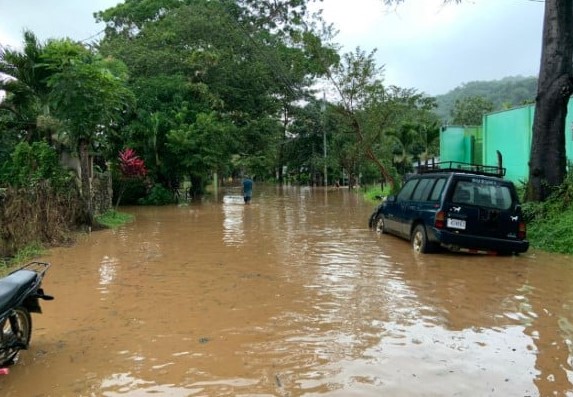 CNE reporta 63 inundaciones y 21 deslizamientos tras fuertes aguaceros de este lunes