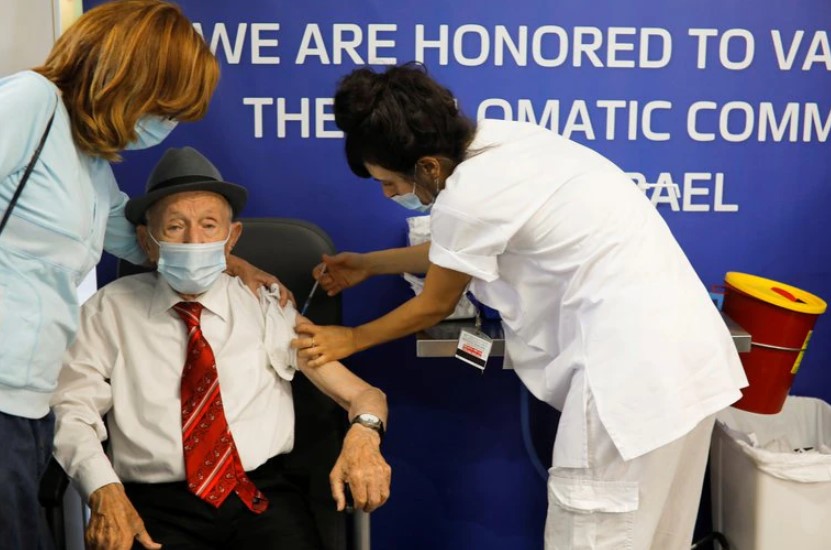 Israel comenzó a inmunizar con la tercera dosis a los mayores de 40 años