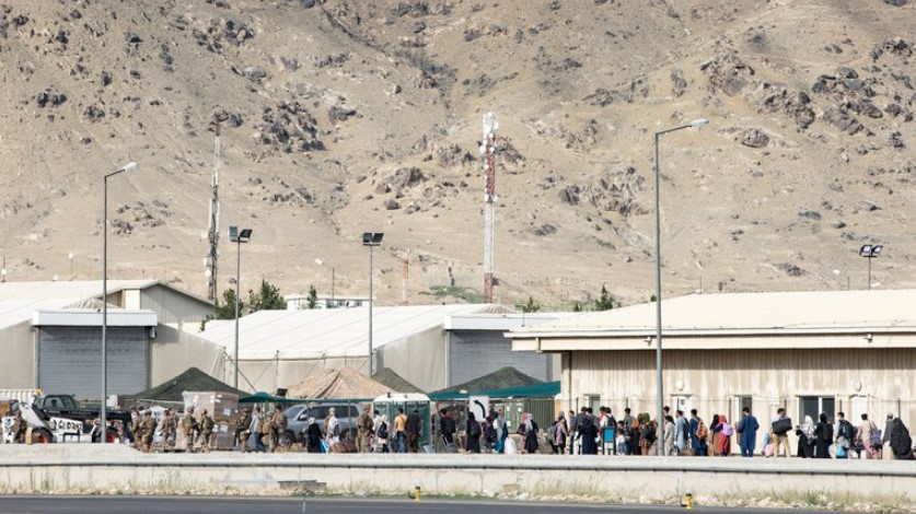 El Pentágono confirmó que hubo una gran explosión en las afueras del aeropuerto de Kabul: evalúan si hubo víctimas