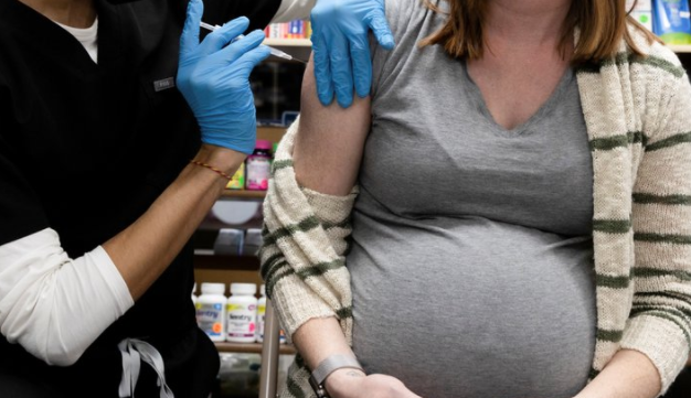 Los CDC de Estados Unidos reforzaron la recomendación de que las mujeres embarazadas se vacunen contra el coronavirus