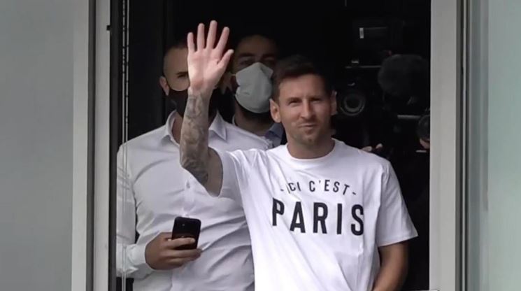 Furor en París: el primer contacto de Messi con los fanáticos del PSG y el detalle que tuvo en su vestimenta