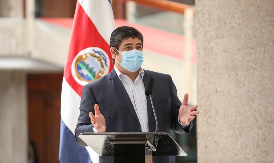 Carlos Alvarado descarta apoyo a iniciativa que rebajaría en 50% el impuesto a los combustibles