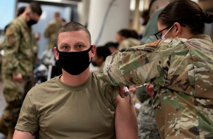 Pentágono exigirá vacunación de todas las tropas estadounidenses tras la aprobación total de la fórmula de Pfizer