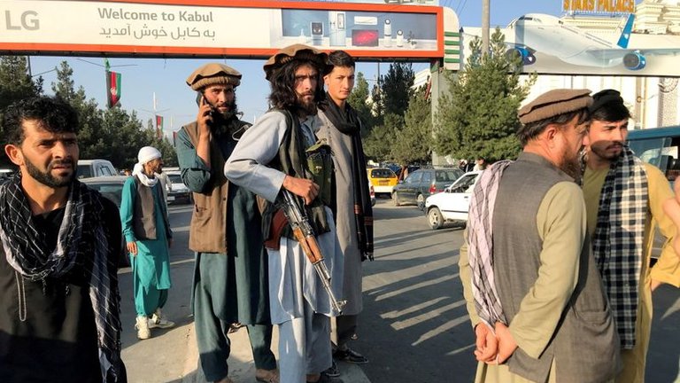 Por una “amenaza de seguridad”, EEUU pidió que los ciudadanos estadounidenses no se acerquen al aeropuerto de Kabul