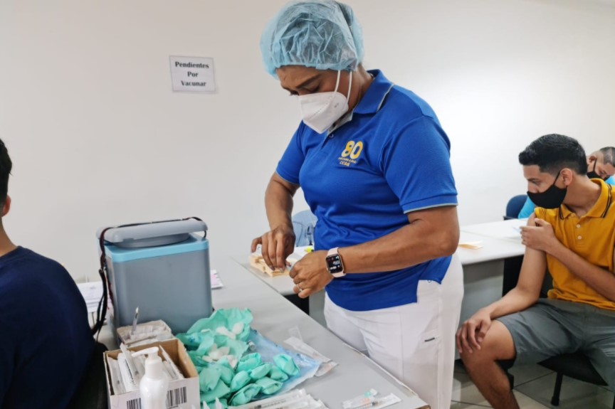 Jornada de vacunación contra Covid-19 se mantuvo durante fin de semana largo en Puntarenas y Alajuela