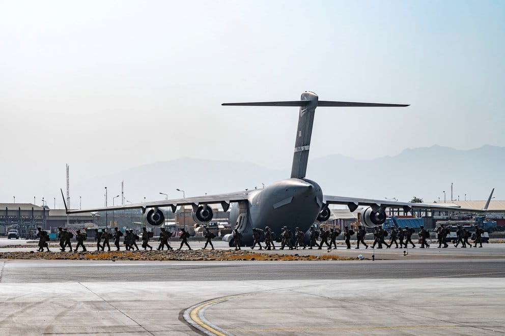 EEUU pidió ayuda a las aerolíneas comerciales para trasladar a los evacuados una vez que hayan salido de Afganistán
