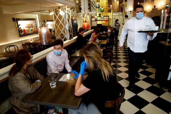 Salud cambia de posición y mantiene permiso para que bares operen como sodas o cafeterías