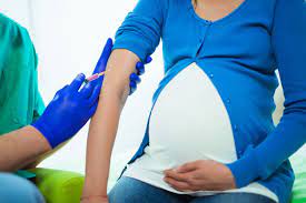 CCSS reporta baja cobertura de embarazadas en vacunación contra la influenza