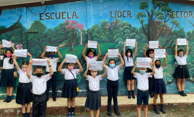 Niños de Escuela de Siquirres lanzan mensaje para pedir que adultos se vacunen contra el Covid-19