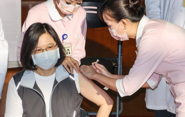 Taiwán ya comenzó a inmunizar con su vacuna contra el COVID-19: la presidenta Tsai Ing-wen recibió la primera inyección