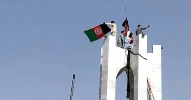Los talibanes abrieron fuego contra una masiva protesta que reclamaba mantener la bandera afgana