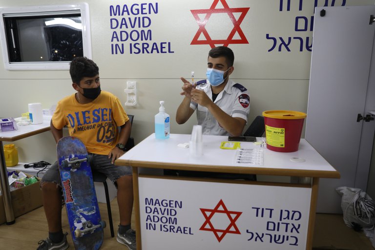Una tercera dosis de Pfizer reduce el riesgo de infección ante la variante Delta, según científicos israelíes