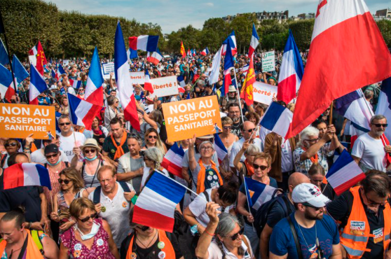 Miles de personas protestaron nuevamente en Francia contra el pasaporte sanitario