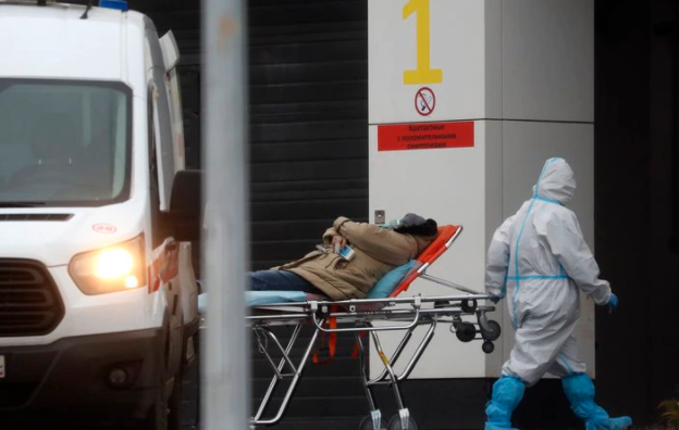 Rusia registró otro récord diario de muertes por coronavirus mientras los casos bajan en el resto del mundo