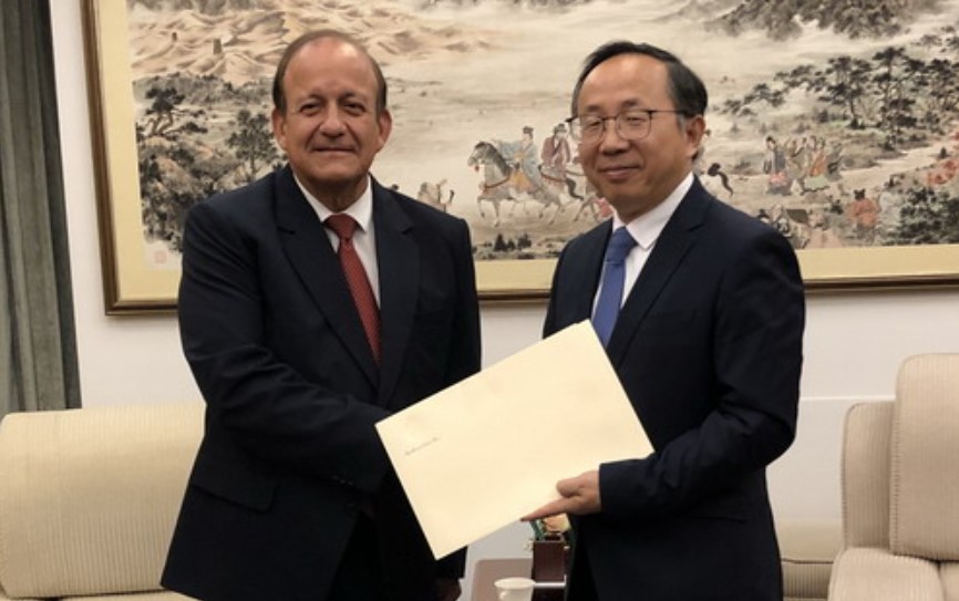 Destituyen a embajador tico en China cuestionado por presunto uso indebido de recursos públicos