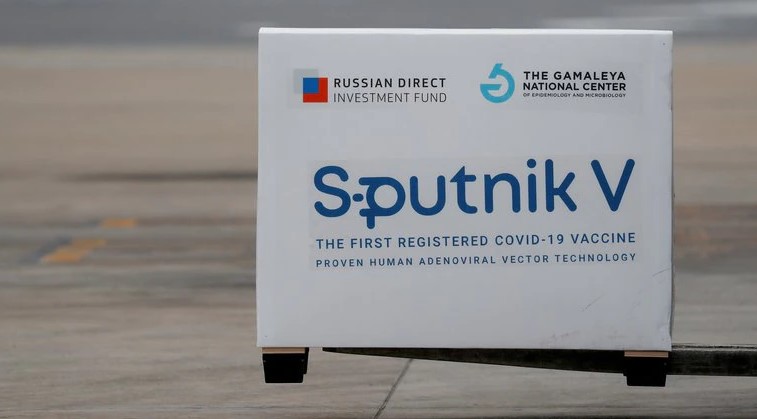 Los rusos comienzan a viajar al exterior para vacunarse con Pfizer ante la falta de aprobación de la Sputnik V