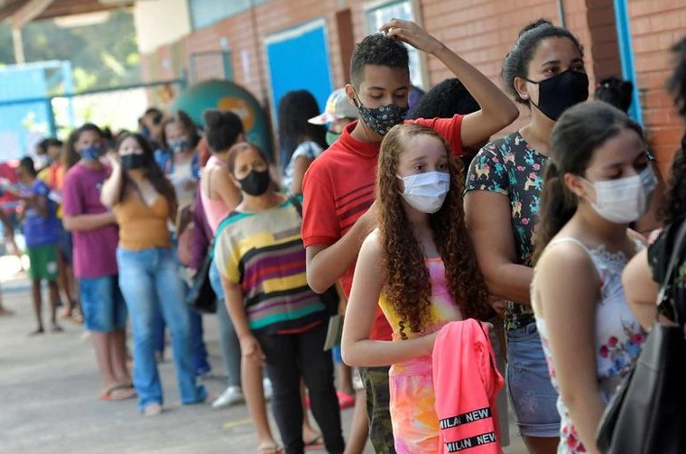 Brasil suspendió la vacunación de adolescentes contra el COVID-19 por el desorden en la inmunización