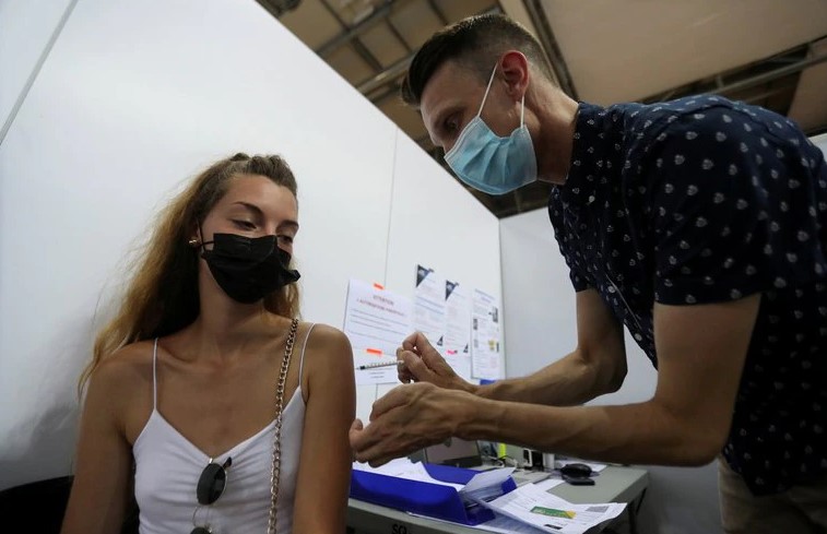 Suspendieron a 3.000 empleados de centros sanitarios en Francia por no vacunarse