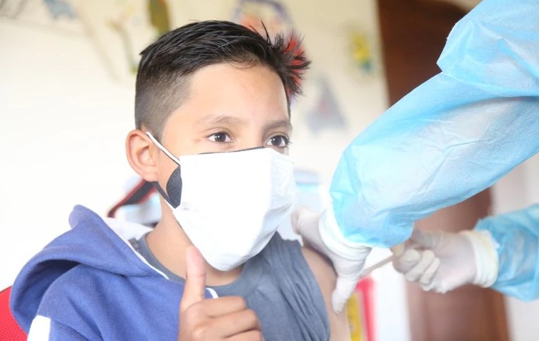Ecuador comenzó a vacunar contra el covid a adolescentes entre 12 y 15 años