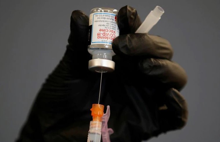 Estados Unidos estudia mezclar vacunas para reforzar la inmunidad contra el COVID-19