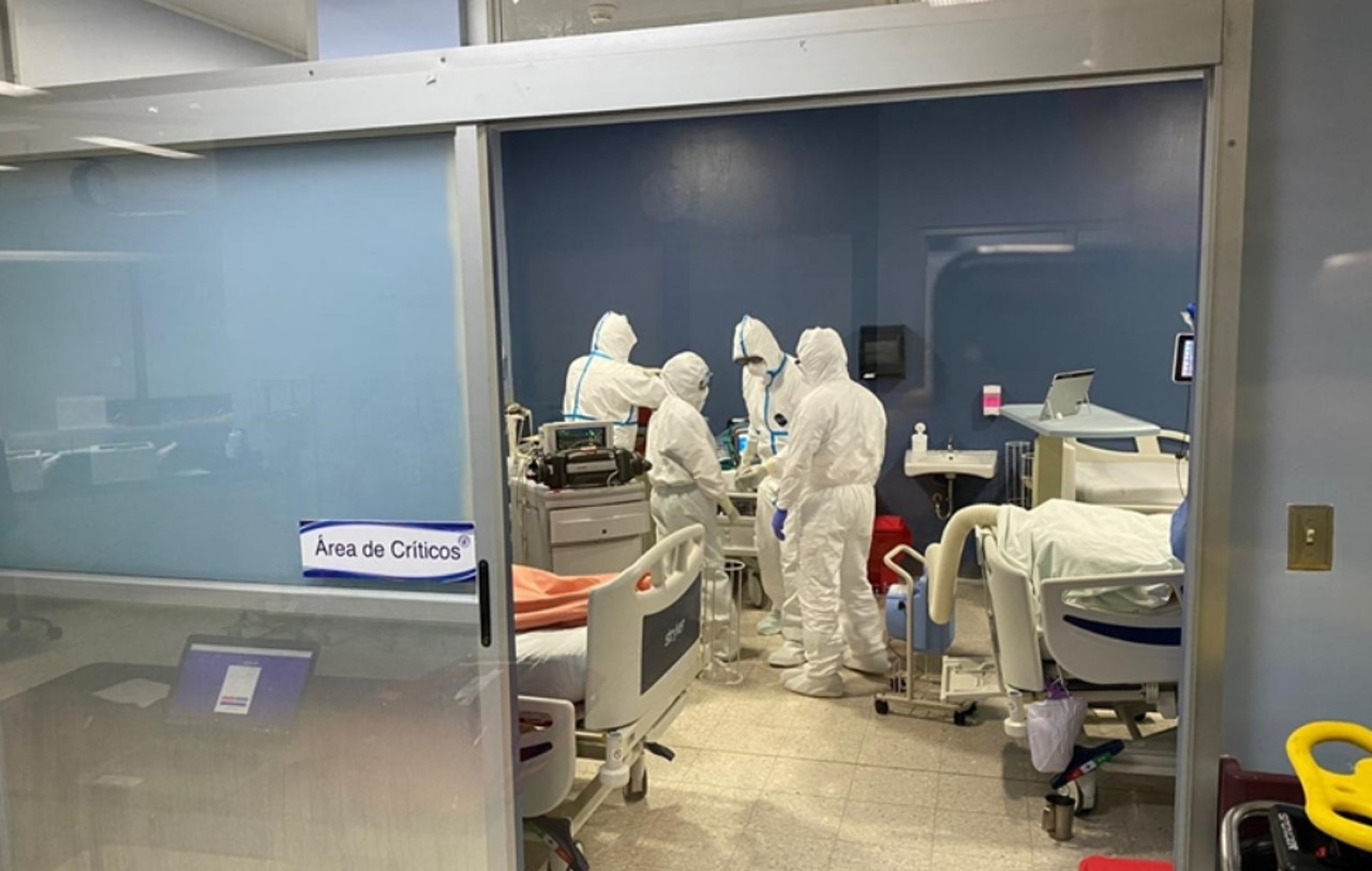 Directores de centros médicos advierten de crisis hospitalaria por Covid-19 y piden medidas para frenar alza en internamientos