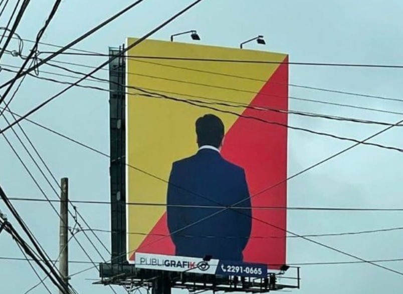 Gobierno pide intervención del TSE ante uso de imagen de Carlos Alvarado y la bandera del PAC en vallas publicitarias