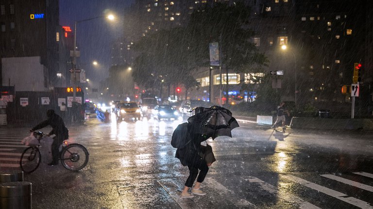 La gobernadora de Nueva York pidió a la gente permanecer en sus casas por la tormenta Ida: “La ciudad ha quedado literalmente paralizada”
