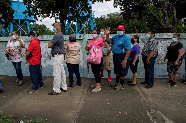 Nicaragüenses cruzan en condiciones extremas hacia Honduras para poder vacunarse contra el covid-19