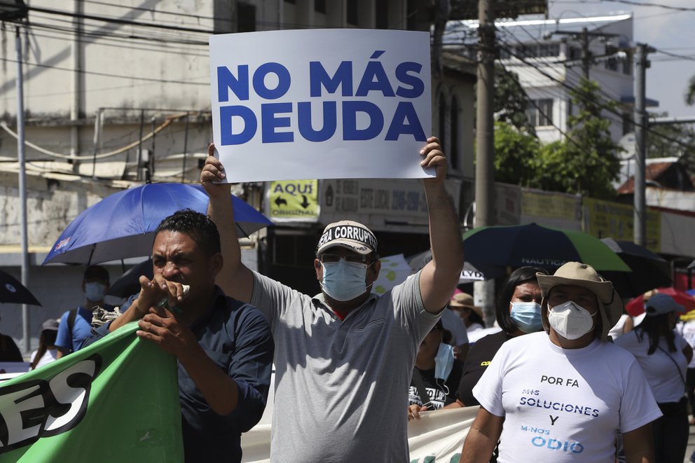 Miles de personas marcharon contra las políticas de Nayib Bukele en El Salvador