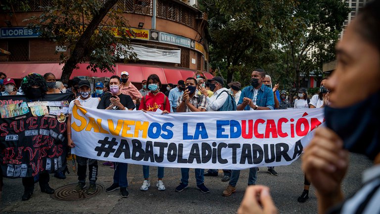 La oposición en Venezuela denunció que los docentes están desertando de sus puestos de trabajo por las malas condiciones laborales