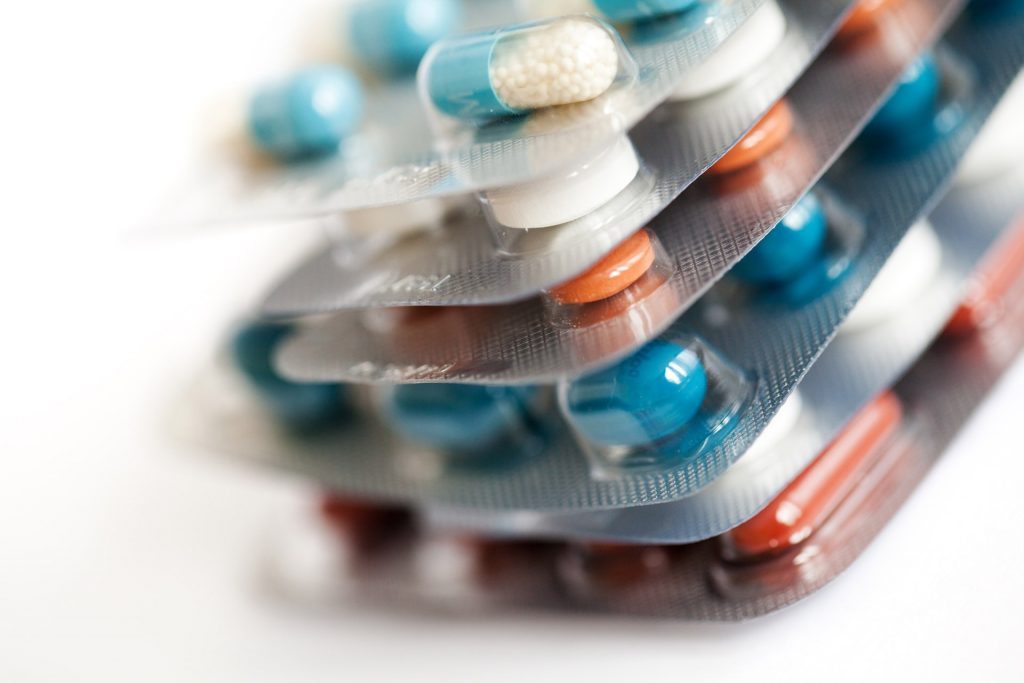 Gobierno firma decreto para que medicamentos recetados a pacientes sean genéricos