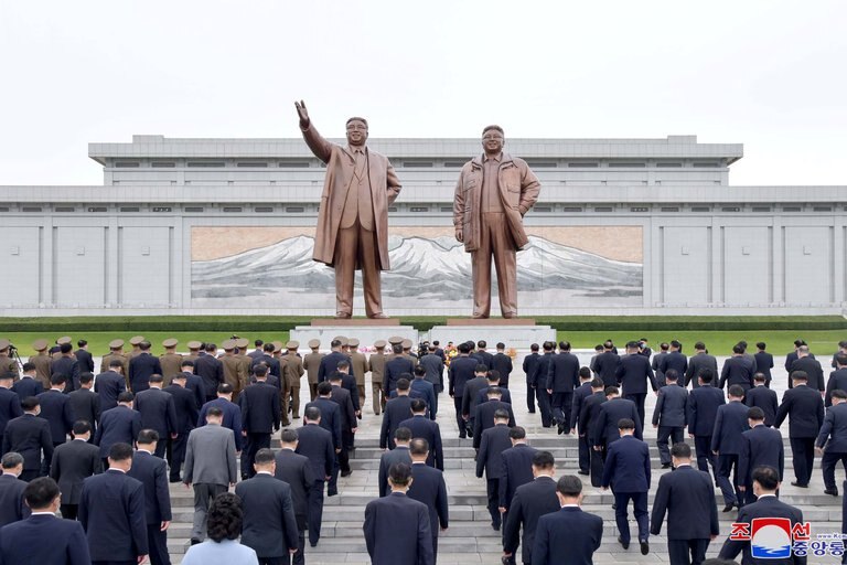 El régimen de Kim Jong-un moviliza a los maestros para cosechar papas y tratar de evitar la hambruna en Corea del Norte