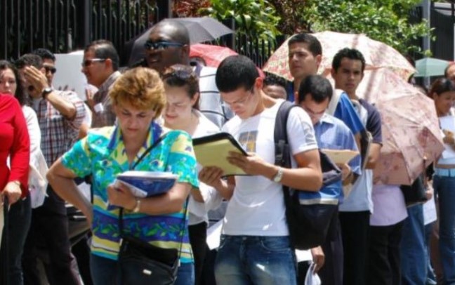 Desempleo disminuye a 16,4% entre junio y agosto: 402 mil personas buscan trabajo en el país
