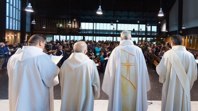 La Iglesia católica francesa venderá parte de sus activos y pedirá un préstamo para compensar a las víctimas de abusos a niños